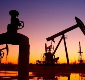 النفط لأعلى مستوى خلال عام.. والبرميل يسجل 65 دولارا في هذا التوقيت