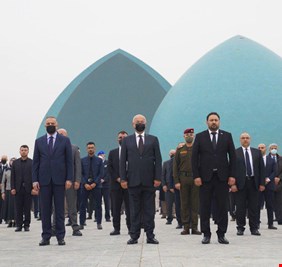 بالصور .. بحضور الكاظمي وصالح .. تشييع رمزي للضحايا الأيزيديين في نصب الشهيد