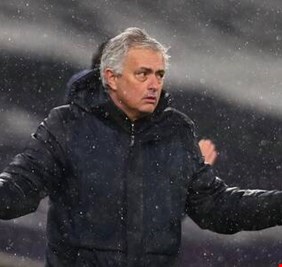 مورينيو يتلقى صفعة من فريقه الأسبق