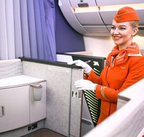 مضيفة طيران تتحدث عن تأثير الألوان داخل الطائرات وتكشف سر اللون الأصفر