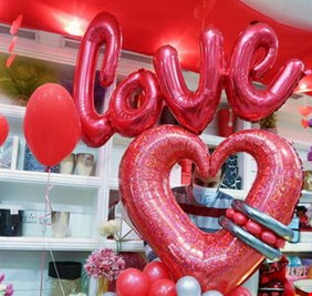 في عيد الحب.. امرأة تمنح زوجها هدية غريبة وتحصد أكثر من 4 ملايين مشاهدة