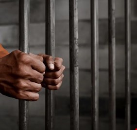 مسؤول فاسد كبير 