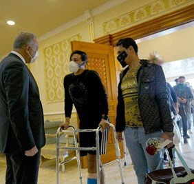 بالصور .. الكاظمي يستقبل جرحى التظاهرات : الهدف الذي خرجتم من أجله صار أقرب الى المنال