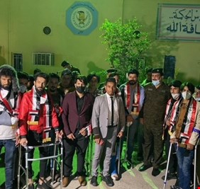 بالفيديو .. الناصرية تحتفي بوصول أول وجبة من جرحى التظاهرات الذين أرسلهم الكاظمي للعلاج خارج العراق