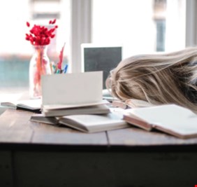 إليك ما يحدث للجسد والدماغ بعد سهر الليل كله دون نوم!