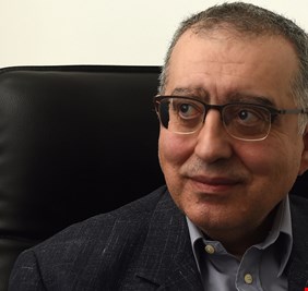 كاتب وصحافي شهير يكتب عن الرجل الذي يحفر الجبل بإبرة في العراق!، فمن هو 