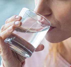 خطر على صحتك.. لا تشرب المياه وأنت واقف