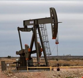 النفط يقفز ويقترب من 66 دولارا للبرميل