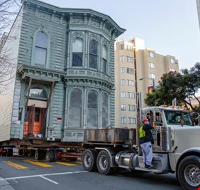 عمره 139 عاما.. نقل منزل من شارع إلى آخر بـ400 ألف دولار