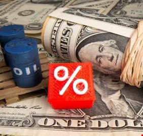 أسعار النفط تغلق قرب أعلى مستوياتها في عام