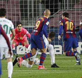 ميسي يقود برشلونة للفوز على إلتشي بثلاثية وينفرد بصدارة هدافي 