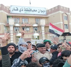 بالصور .. المتظاهرون والجيش في ذي قار.. وجوه مبتسمة ويد تضمد الجراح