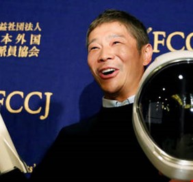 ملياردير ياباني يبحث عن 8 أشخاص من جميع أنحاء العالم يرافقونه في رحلة إلى القمر!