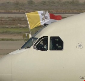 بالصور ..  اللحظات الأولى لوصول طائرة البابا فرنسيس إلى مطار بغداد