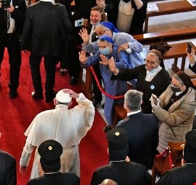 البابا يوجه من كنيسة سيدة النجاة دعوة للعراقيين ويستذكر حادث 2010