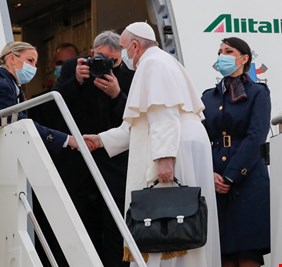 حقيبة البابا، ومفتاح القنبلة الذرية! ما الذي تحتويه الحقيبة السوداء التي يحملها البابا بيده في زيارته للعراق؟