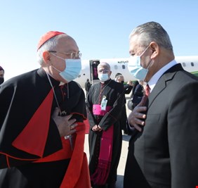 محافظ ذي قار المكلف عبد الغني الأسدي يستقبل رئيس وزراء الفاتيكان نيافة الكاردينال بييترو بارولين في مطار الناصرية