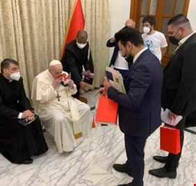 في لقطة تاريخية.. البابا يقبّل العلم العراقي