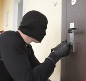 لص تائب يعيد تمثالا 