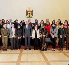 (المرأة العراقية ذات خصال إستثنائية) .. هكذا وصف الكاظمي المرأة العراقية في يوم عيدها العالمي وهو يستقبل كوكبة من النساء العراقيات المميزات