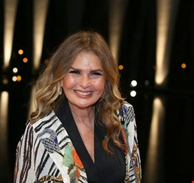 يسرا تحتفل بعيد ميلادها وسط 