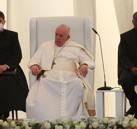 شركة (خلف الأضواء اللبنانية) تنفي سرقتها كرسي بابا الفاتيكان في أور، وتؤكد إنه من ممتلكاتها، وأهدته للحكومة العراقية