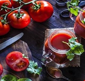 تناول عصير الطماطم يوميا قد يساعد في خفض خطر 