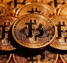 لأول مرة.. “بيتكوين” تتخطى عتبة الـ60 ألف دولار