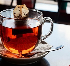 كوبان إلى ثلاثة أكواب من الشاي يوميا قد توقف مرضا دماغيا لا علاج له