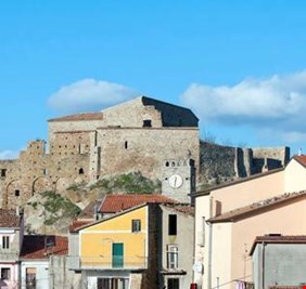 بلدة إيطالية تبيع منازل 