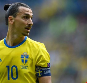 زلاتان يرتدي قميص منتخب السويد بعد 5 سنوات