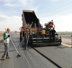 رغم التظاهرات والإحتجاجات والظروف غير الطبيعية، بلدية الناصرية تنفذ توجيهات الكاظمي وتباشر  بإكساء ثلاثة أحياء سكنية في المدينة