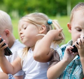 كيف تؤثر الأجهزة الذكية على سلوك الأطفال؟