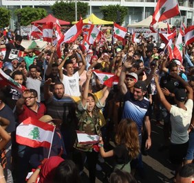 بالفيديو: اللبنانيون يهتفون في شوارع بيروت : 
