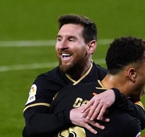 الساحر ميسي يتوهج ويحرز هدفين في مباراة تاريخية