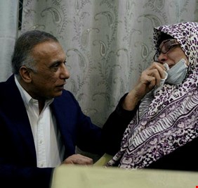 الكاظمي ينسى الجيش والشرطة والموازنة والكاتيوشا والكورونا وموعد الانتخابات ويتذكر أمهاتنا الصابرات فيجثو في عيدهن عند أقدامهن المقدسة