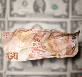 بورصة اسطنبول تعلق عمليات التداول بعد انهيار سعر صرف الليرة والانخفاض الكبير في المؤشر الرئيسي