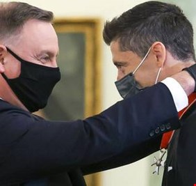 الرئيس البولندي يكرم ليفاندوفسكي