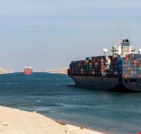 جنوح سفينة عملاقة يعرقل الملاحة في قناة السويس