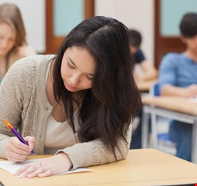 4 أغذية يجب تجنبها أثناء فترة الامتحانات