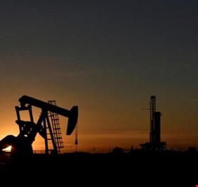 النفط يصعد مع استمرار أزمة قناة السويس