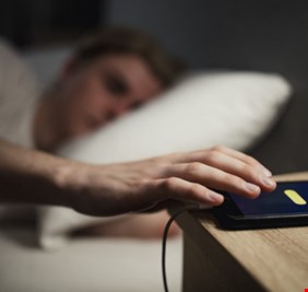 نصيحة هامة.. اترك هاتفك الذكي خارج غرفة النوم