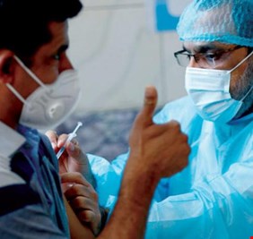 اليوم حملة تطعيم اللقاح ضد كورونا في جميع المراكز الصحية العراقية .. فهل سيذهب المواطنون للتلقيح أم  إن ثمة ما يخشاه العراقيون؟