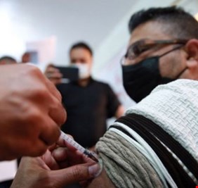 الناصرية تطلق حملة لقاح كورونا وتنتظر حسم ملف محافظها والرفاعي على صفيح ساخن!
