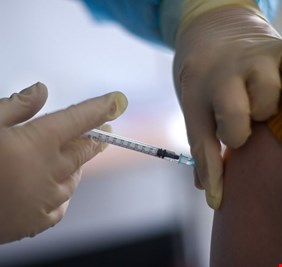 بالصور .. وزير عراقي يتلقى الجرعة الأولى من لقاح كورونا.. ويوجه دعوة للمواطنين