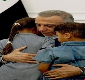 الكاظمي يستقبل عائلة المنتسب الذي  أستشهد خلال ملاحقة تاجر مخدرات .. وإتصالات ورسائل عديدة تصل من العوائل العراقية تشكر فيها رئيس الوزراء