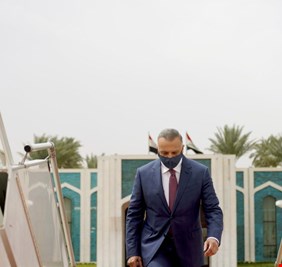 بالصور .. في أول زيارة له.. رئيس الوزراء مصطفى الكاظمي يصل السعودية لعقد لقاء قمة مع العاهل السعودي وولي العهد