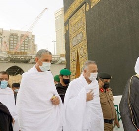 بالصور : الكاظمي في مكة المكرمة لأداء العمرة برفقة عدد كبير من الوزراء والمسؤولين الحكوميين