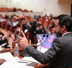 لماذا تعرض أحد نواب سائرون للضرب على يد اعضاء كتلته في جلسة التصويت على الموازنة، وكيف عالج الحلبوسي المشكلة ؟