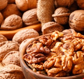 ماذا يحدث في الجسم عند تناول حفنة جوز يوميا؟
